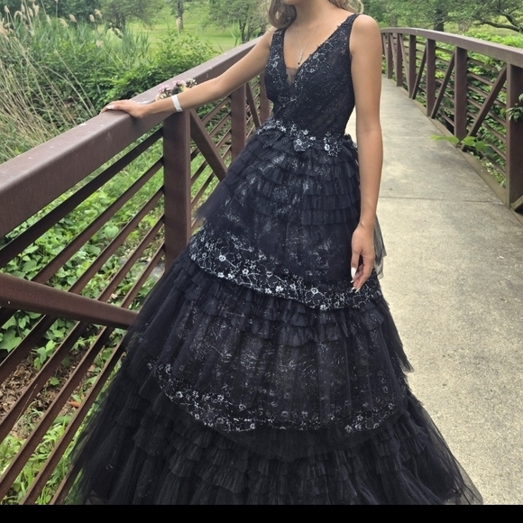 BEAUTIFUL BLACK TULLE TIERED PROM DRESS BALLGOWN - Picture 2 of 9